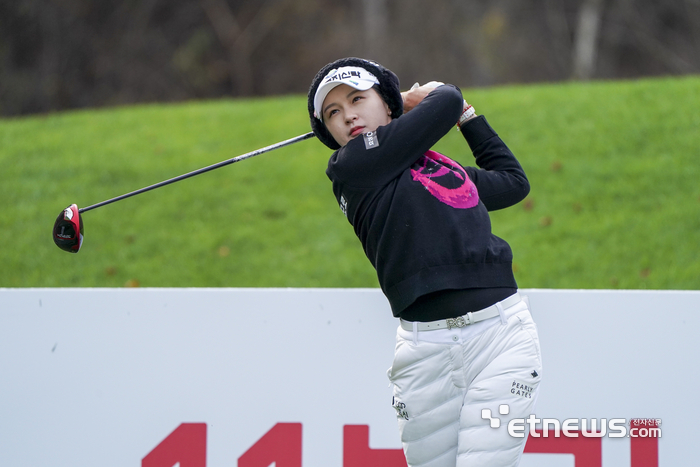 [포토] 힘찬 티샷으로 보내는 박현경