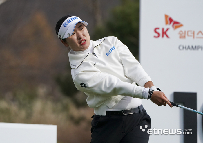 [포토] 티샷 방향 확인하는 최가빈