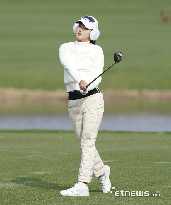 [포토] 세컨드샷 방향 확인하는 오수민