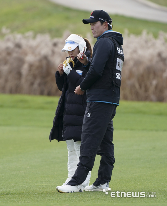 [포토] 박민지, 기다리는 동안 긴식 먹자