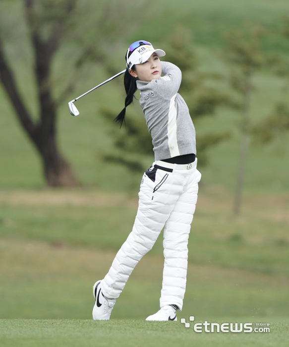 [포토] 깔끔하게 세컨드샷 날리는 이예원