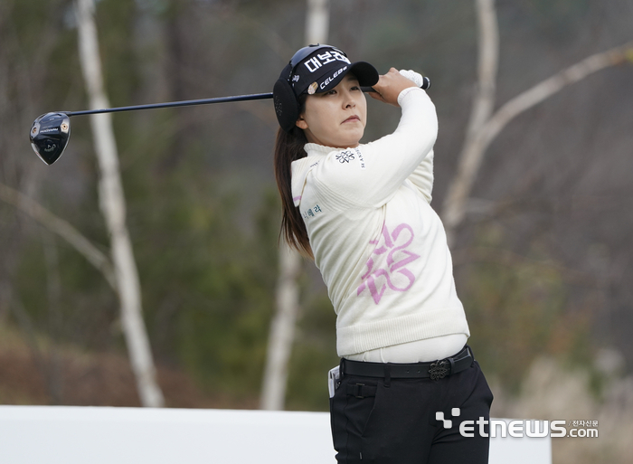 [포토] 티샷 날리는 김지현