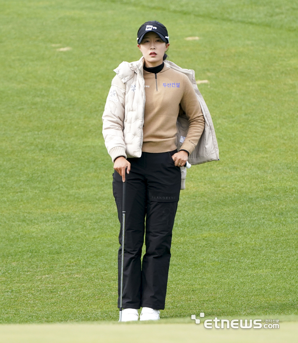 [포토] 어프로치샷 준비하는 유효주