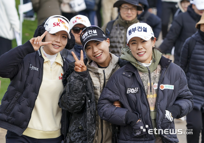 [포토] 최예림-이소미-박주영, 추위를 날리 미소로 브이