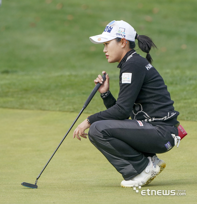 [포토] 버디퍼트 준비하는 지한솔