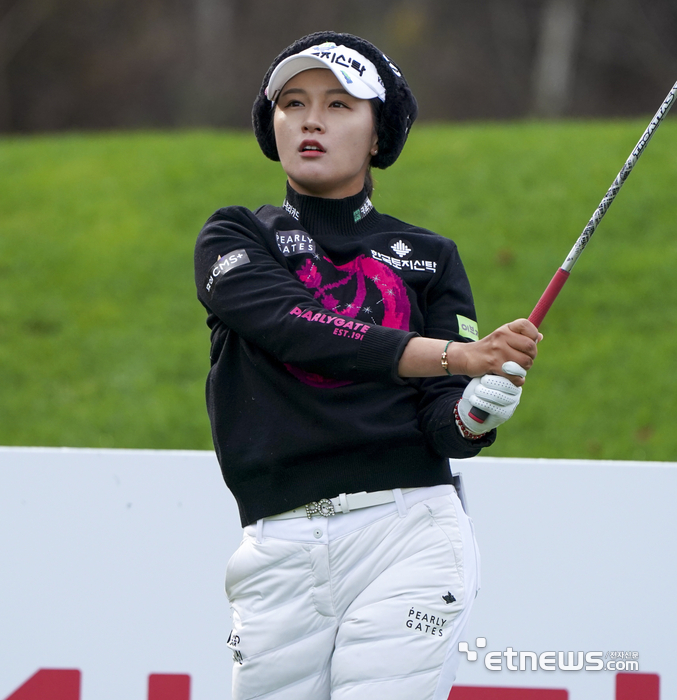 [포토] 티샷 방향 바라보는 박현경