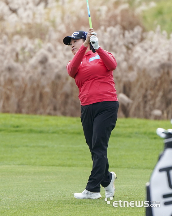 [포토] 세컨드샷 하는 안선주