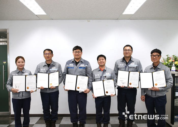 지난 10일 한화오션 거제사업장에서 열린 자동화 경진대회 시상식에서 수상자들이 기념 촬영을 하고 있다.