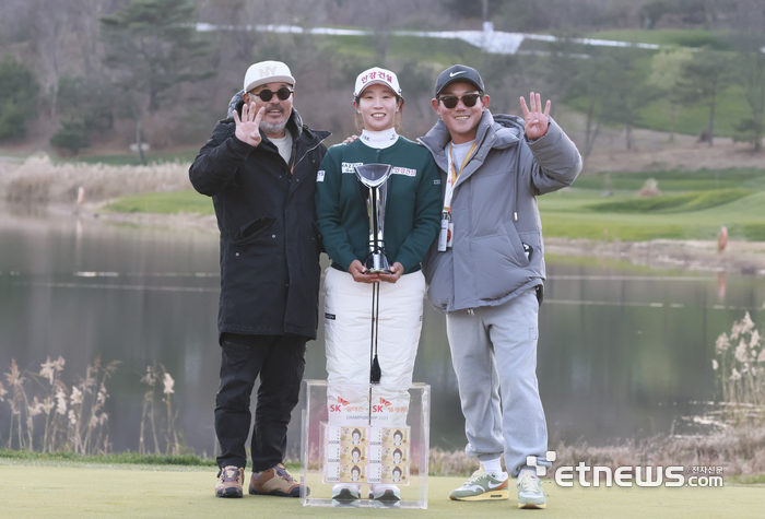 [포토] 가족과 함께 기념촬영하는 임진희