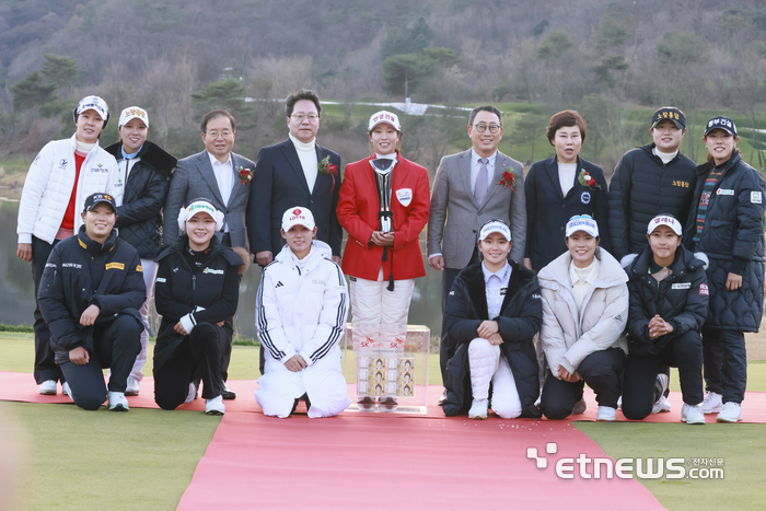 [포토] 1년 동안 고생한 동료등과 기념사진 촬영하는 임진희