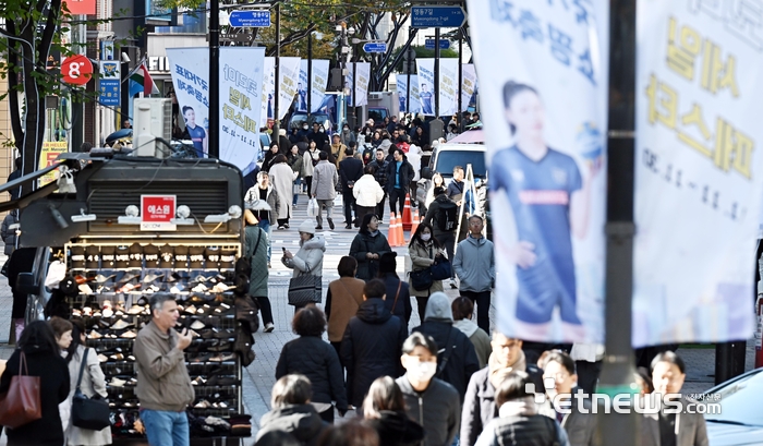 지난해 열린 코리아 세일 페스타 기간 서울 명동거리가 북적이고 있다. 이동근기자 foto@etnews.com