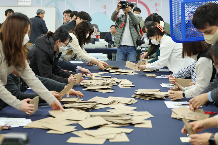 13일 오후 서울 종로구 서울특별시 선거관리위원회에서 열린 제22대 국회의원 선거 모의 개표에서 선관위 관계자들이 모의 투표용지를 분류하고 있다. 연합뉴스