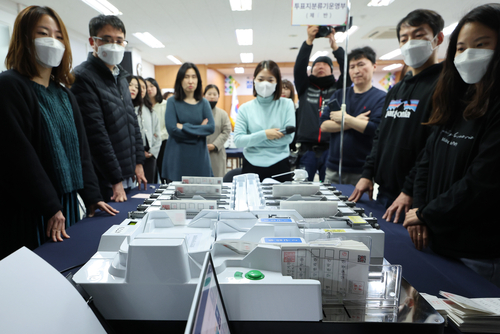 지난 13일 오후 서울 종로구 서울특별시 선거관리위원회에서 열린 제22대 국회의원 선거 모의 개표에서 선관위 관계자들이 모의 투표용지를 분류하고 있다.