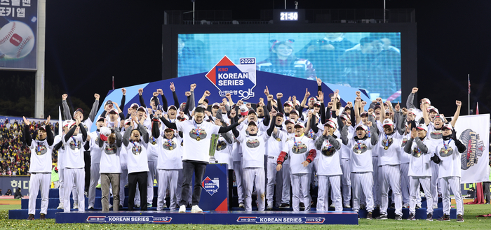 13일 서울 잠실야구장에서 열린 2023 KBO 한국시리즈 5차전 kt wiz와 LG 트윈스의 경기. LG가 6-2로 승리하며 한국시리즈 우승을 확정 지은 뒤 시상식에서 구광모 LG그룹 회장의 발언에 앞서 선수들이 박수치고 있다. 연합뉴스