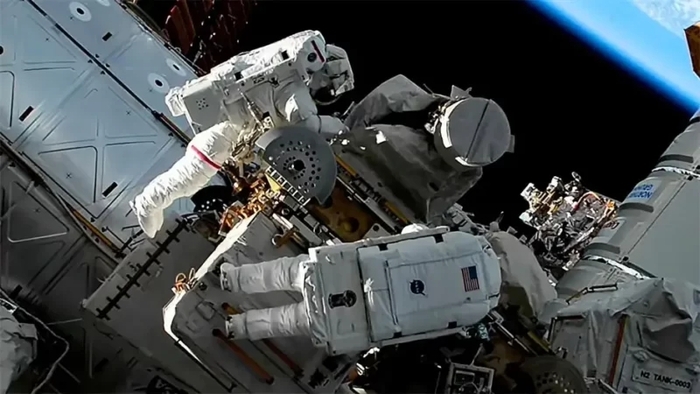 지난 1일 미 항공우주국(NASA) 소속 우주비행사가 국제우주정거장(ISS) 외부에서 정비 작업을 진행한 모습. 사진=미 항공우주국(NASA) 블로그