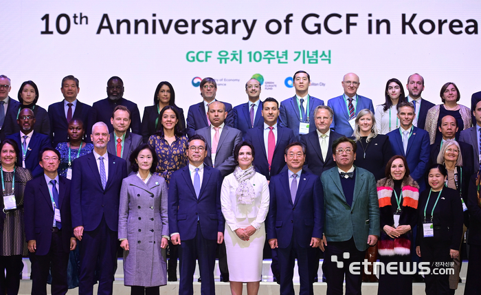 14일 송도컨벤시아에서 열린 'GCF 인천유치 10주년 기념식'에 참석한 내빈들이 기념 촬영을 하고 있다.