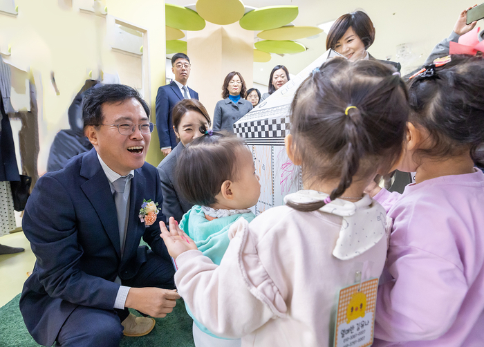 진교훈(왼쪽) 서울 강서구청장이 지난 10일 발산1동 서울형 키즈카페 강서구 1호점 개소식에서 어린이들과 이야기하고 있다. 사진=강서구