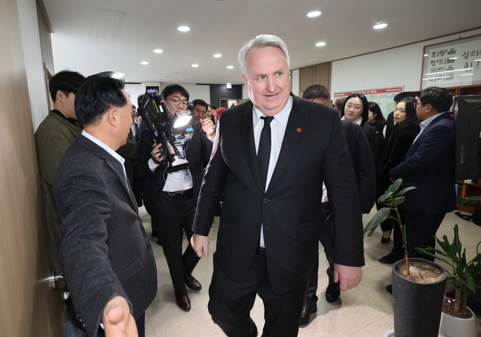 국민의힘 인요한 혁신위원장이 14일 오전 제주시 연동 국민의힘 제주도당사를 찾아 간담회장으로 입장하고 있다. 연합뉴스