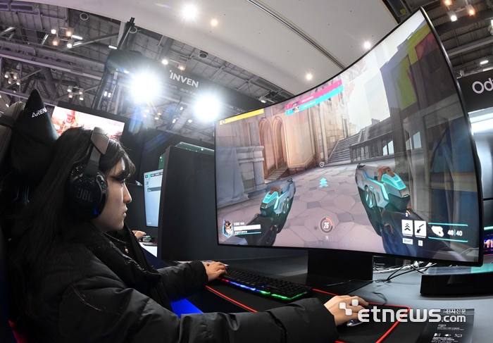 TV같은 모니터로 PC게임을