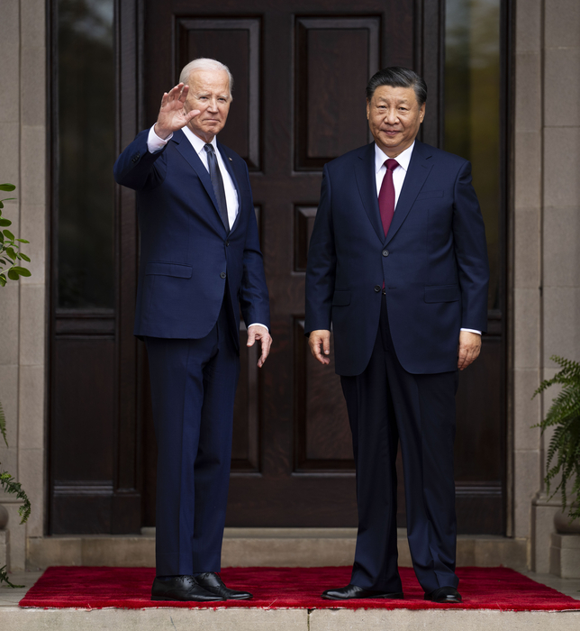 조 바이든 미국 대통령(왼쪽)과 시진핑 중국 국가주석이 15일(현지시간) 미중 정상회담에 앞서 기념촬영을 하고 있다. [연합뉴스]
