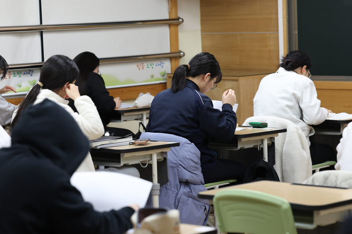 수능일인 16일 오전 광주 북구 경신여고 고사장에서 수험생들이 시험 시작 시간을 기다리며 공부하고 있다. [연합뉴스]