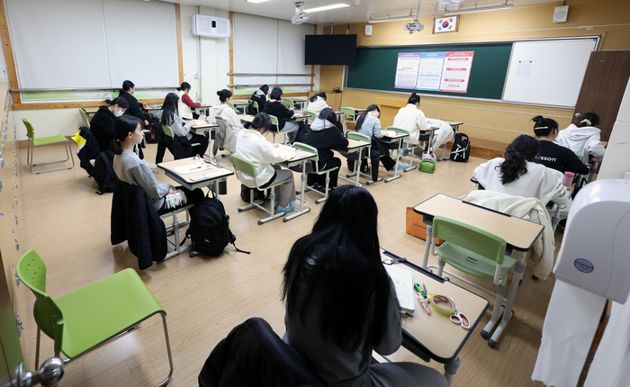 수능일인 16일 오전 광주 북구 경신여고 고사장에서 수험생들이 시험 시작 시간을 기다리고 있다. [연합뉴스]