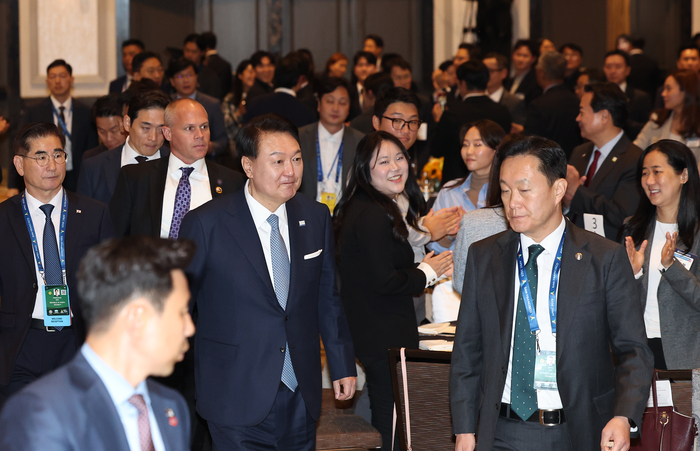 아시아태평양경제협력체(APEC) 정상회의 참석차 미국을 방문한 윤석열 대통령이 15일(현지시간) 샌프란시스코 한 호텔에서 열린 재미 한인 미래세대와의 대화에 입장하고 있다. 연합뉴스