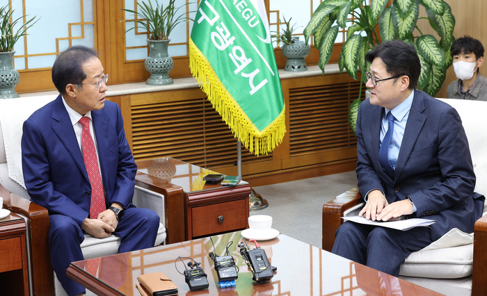 홍준표 대구시장과 더불어민주당 홍익표 원내대표가 16일 대구 북구 대구시청 신격청사에서 면담하고 있다. 연합뉴스