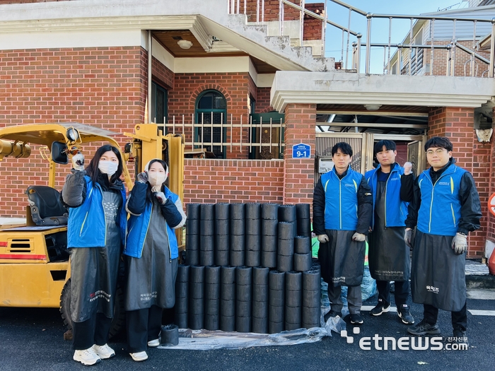 전북특구본부 직원 등이 연탄 배달한 뒤 기념촬영하고 있다.