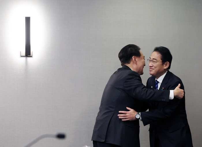 아시아태평양경제협력체(APEC) 정상회의 참석차 미국을 방문한 윤석열 대통령이 16일(현지시간) 샌프란시스코 한 호텔에서 열린 한일 정상회담에서 기시다 후미오 일본 총리와 반갑게 인사하고 있다. 연합뉴스