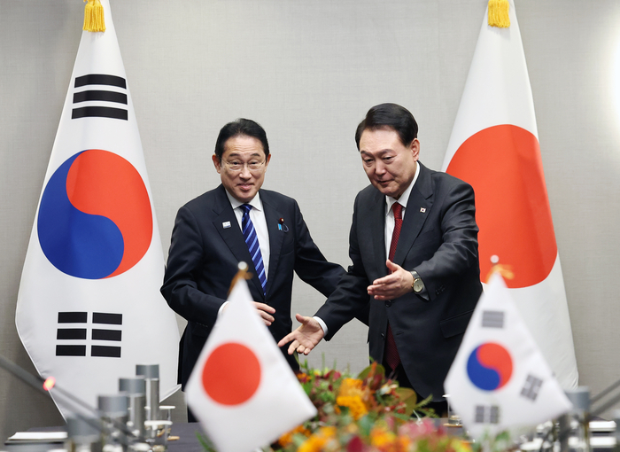 아시아태평양경제협력체(APEC) 정상회의 참석차 미국을 방문한 윤석열 대통령이 16일(현지시간) 샌프란시스코 한 호텔에서 열린 한일 정상회담에서 기시다 후미오 일본 총리와 기념촬영을 마친 뒤 자리를 안내하고 있다. 연합뉴스