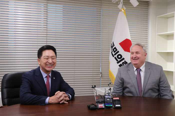 국민의힘 김기현 대표와 인요한 혁신위원장이 17일 오전 서울 여의도 당사에서 면담하고 있다.