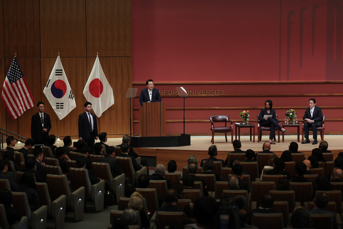 아시아태평양경제협력체(APEC) 정상회의 참석차 미국을 방문 중인 윤석열 대통령이 17일(현지시간) 미국 캘리포니아주 스탠퍼드대 후버연구소에서 열린 한일 정상 좌담회에서 모두발언을 하고 있다. 연합뉴스