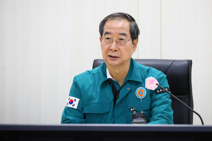 (서울=연합뉴스) 한덕수 국무총리가 국가정보시스템 서비스 장애 발생 다음날인 18일 전산망 복구 작업이 진행 중인 대전 국가정보자원관리원을 방문해 현장 점검하고 있다. 2023.11.18 [사진= 국무총리실 제공] photo@yna.co.kr