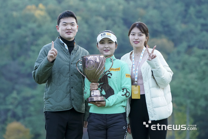 [포토] 이예원, 매니저먼트 식구들과 기념촬영