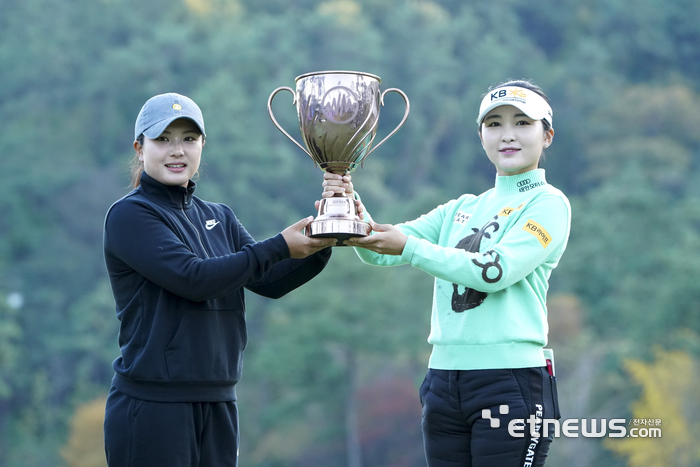 [포토] 이예원, 우승을 함께 이룬 유서연과 트로피 번쩍