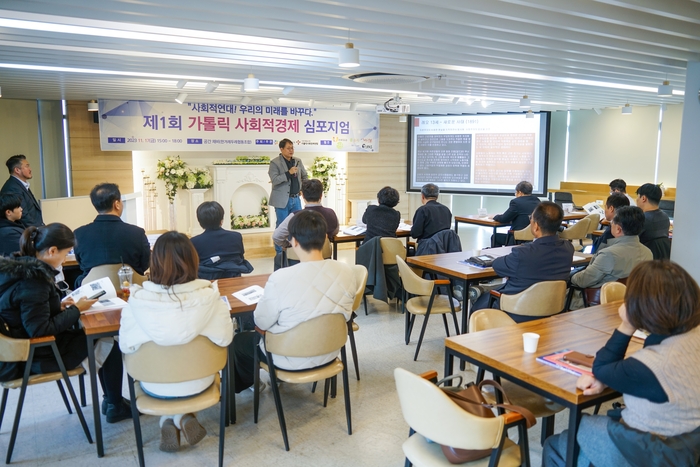 △'가톨릭 사회교리와 사회적경제'를 주제로 강연하는 테스트웍스 윤석원 대표. 가사연 제공