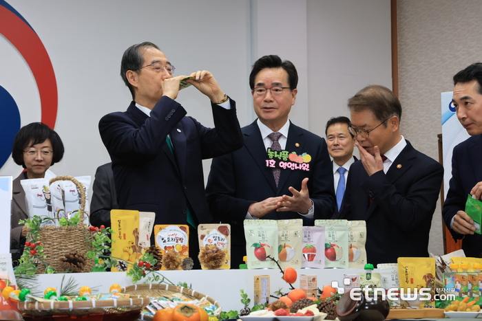 한덕수 국무총리를 비롯해 국무위원들이 정 장관이 가져온 음료와 간식을 시식하고 있다. 사진제공=농식품부