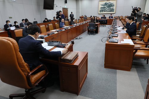 21일 국회에서 정치개혁특별위원회 법안심사제2소위원회가 열리고 있다.