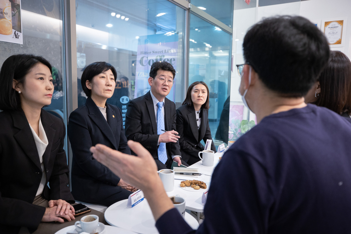 한화진 환경부 장관이 21일 세종시 소재의 한 카페에서 음료 업계 대표들과 간담회를 하고 있다. 사진제공=환경부