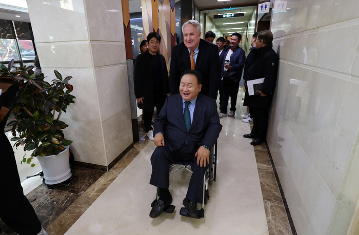 21일 오후 대전 한국과학기술원(KAIST)에서 국민의힘 인요한 혁신위원장이 더불어민주당 이상민 의원 휠체어를 밀어주고 있다. 이 의원은 이날 국민의힘 혁신위 강연자로 나섰다. 연합뉴스