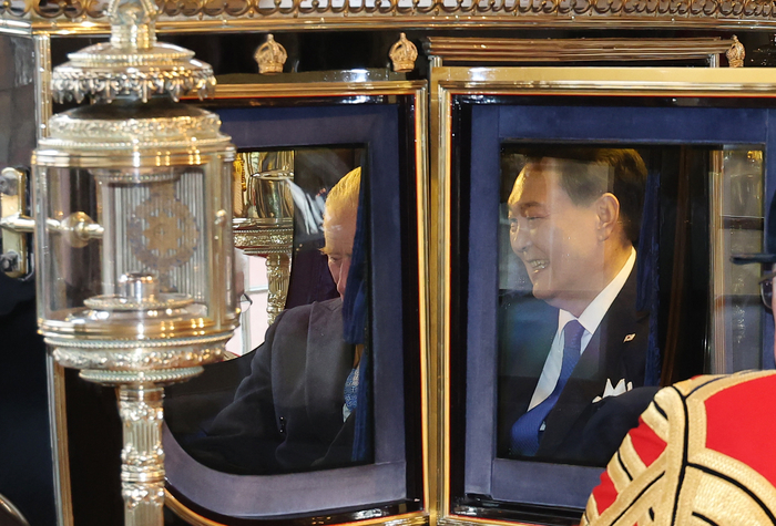 영국을 국빈 방문한 윤석열 대통령과 찰스 3세 영국 국왕이 21일(현지시간) 런던 호스가즈 광장에서 열린 공식환영식을 마친 뒤 마차를 타고 버킹엄궁에 도착하고 있다. 연합뉴스