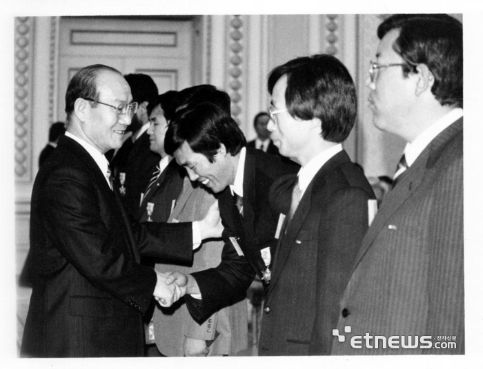 전두환 대통령이 1985년 12월 19일 기술진흥확대회의에서 우수기술 유공자들과 악수를 하고 있다. 국가기록원 제공