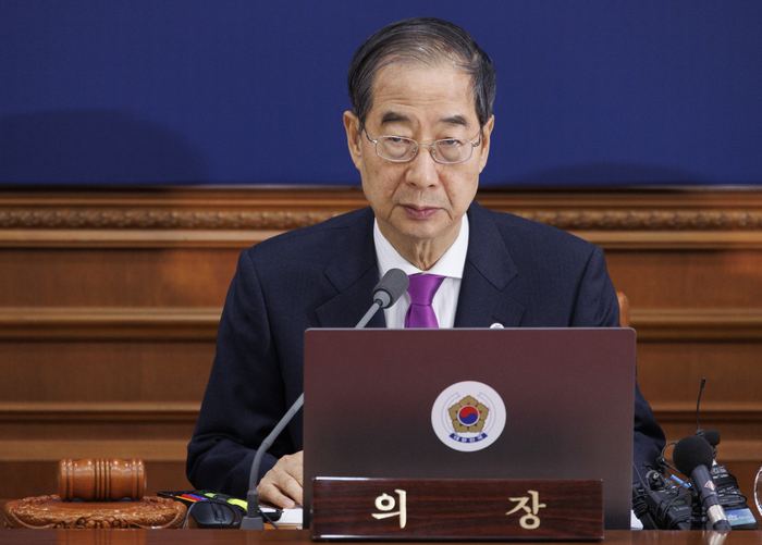 북한조선중앙통신이 북한이 군사정찰위성 '만리경-1호' 발사에 성공했다고 보도한 22일 오전 한덕수 국무총리가 서울 종로구 정부서울청사에서 열린 임시국무회의에 참석해 발언하고 있다.