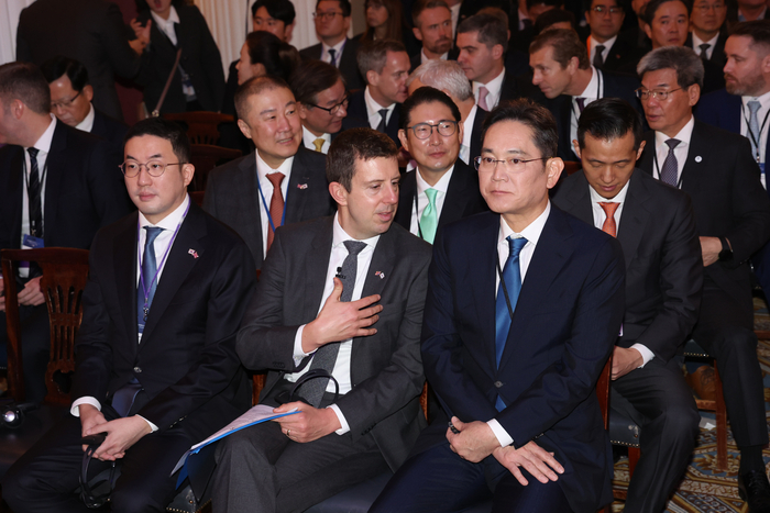 이재용 삼성전자 회장(첫번째 줄 오른쪽), 구광모 LG회장(첫번째 줄 왼쪽), 김동관 한화그룹 부회장(두번째 줄 오른쪽부터), 조현준 효성 회장, 구자은 LS그룹 회장 등이 22일(현지시간) 런던 맨션하우스에서 영국을 국빈방문한 윤석열 대통령이 참석한 가운데 열린 한·영 비즈니스 포럼에 참석하고 있다. 연합뉴스