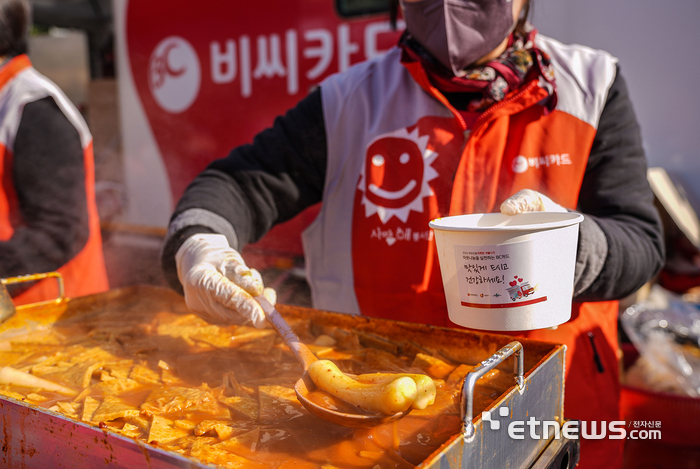 비씨카드가 서울 중구청 본관 및 야외 광장에서 펼쳐지고 있는 '따뜻한 겨울나기 자선바자회'에 빨간밥차와 이동푸드마켓을 지원했다.