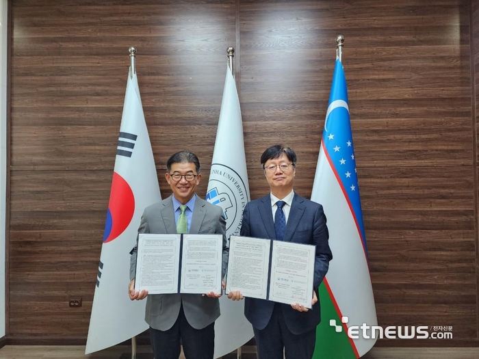 김정호 인하대 기후위기사업단 단장(왼쪽)과 신수봉 타슈켄트 인하대 연구·대외부총장이 최근 기후위기 대응 융합인재 양성을 위한국 제교육 협력 협약을 진행했다.