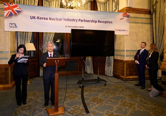 김동철 한국전력공사 사장이 21일 영국 런던에서 열린 '한영 원자력 산업계 파트너십' 구축행사에서 연설을 하고 있다. 〈자료 한전〉