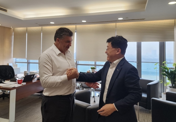 정만기 한국무역협회 부회장(오른쪽)과 카허 카젬 중국 GM 상하이 자동차 부회장