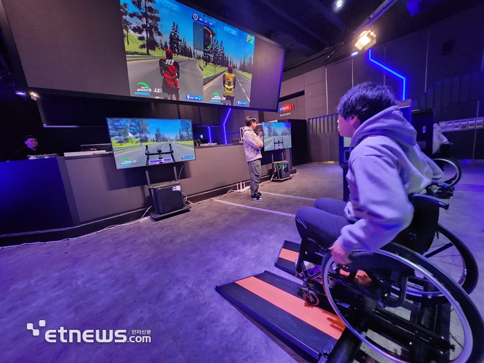 전국 장애인 e스포츠 대회 휠체어 레이싱 경기에 앞서 '휠리엑스' 플랫폼을 개발한 캥스터즈 관계자가 장비를 점검했다.